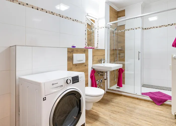 Moderne Mit 2 Schlafzimmern Im Zentrum Von شقة ريزا